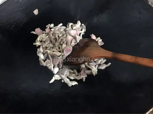 锅中放入适量的油烧热放入鸡杂大火爆炒