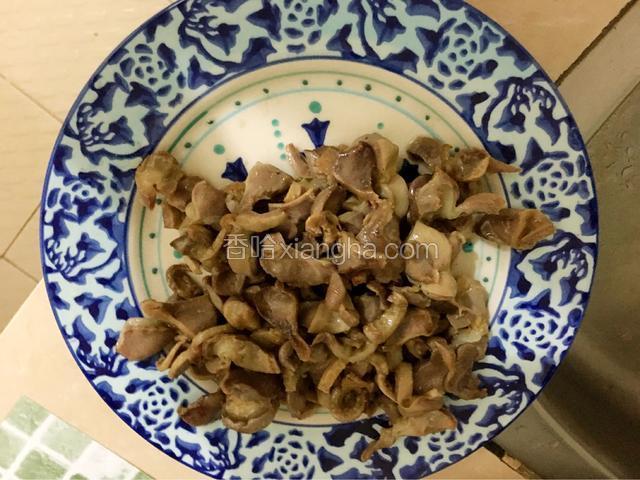 炒好的鸡杂盛出备用