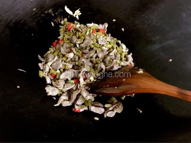 配菜炒好后放入刚炒好的鸡杂