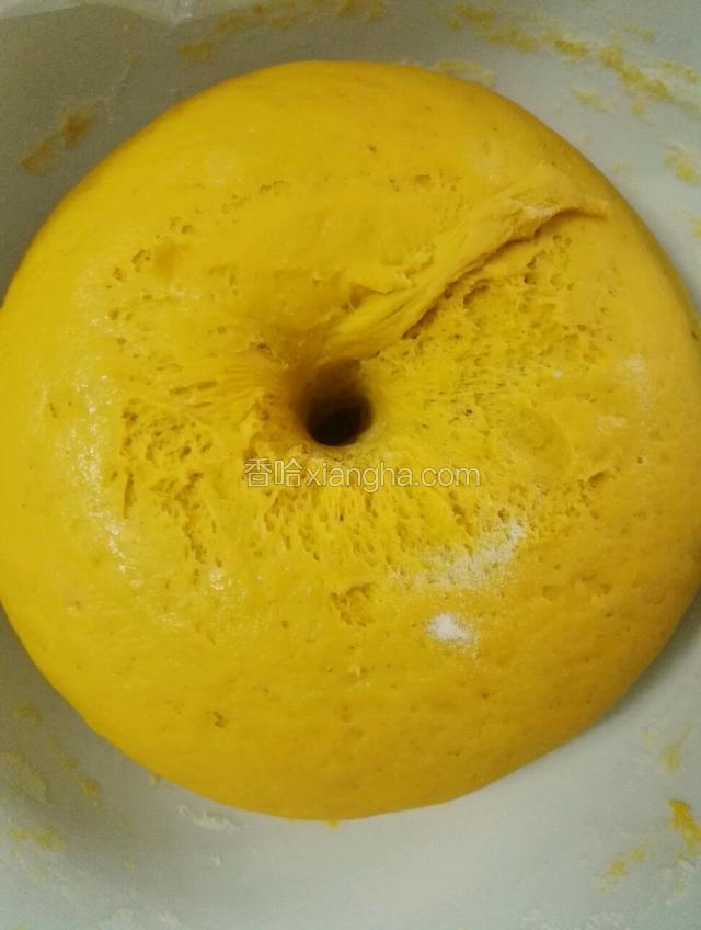 黄色的