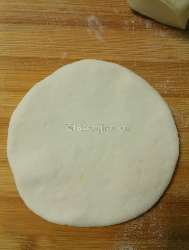 把白面团擀圆