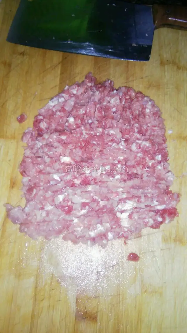 猪肉炖成肉馅。