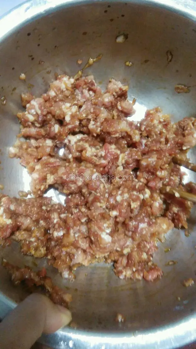 肉馅中倒入酱油拌匀。