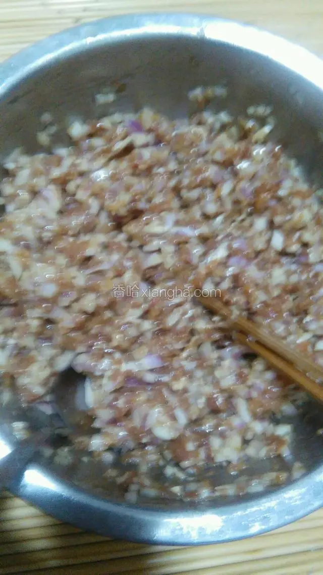 猪肉馅加入洋葱，倒入食用油，耗油，盐拌匀。这是拌好的馅料。