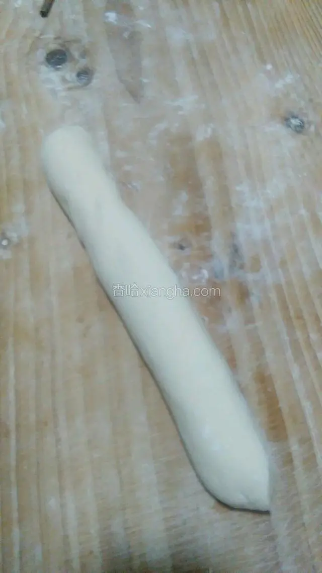 取一块面搓成长条。
