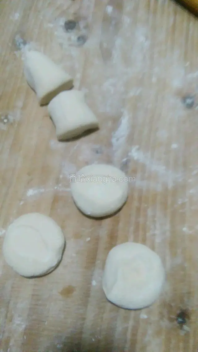 切成一个个機子，用手掌压扁。