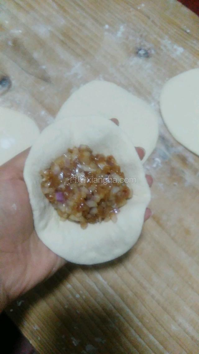用擀面杖擀成一个个片，把馅料放入面片中。