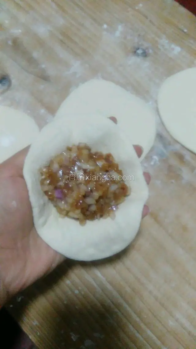 用擀面杖擀成一个个片，把馅料放入面片中。