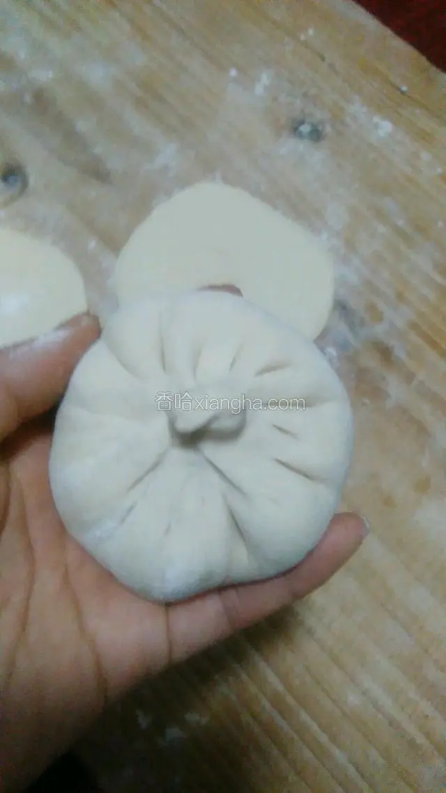 以包包子的方式收口，收的紧一些。