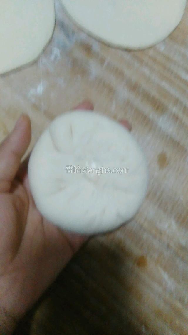 用手轻轻一压成饼状。