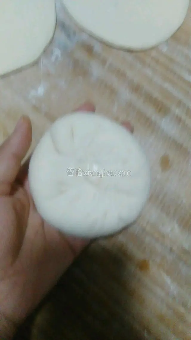 用手轻轻一压成饼状。