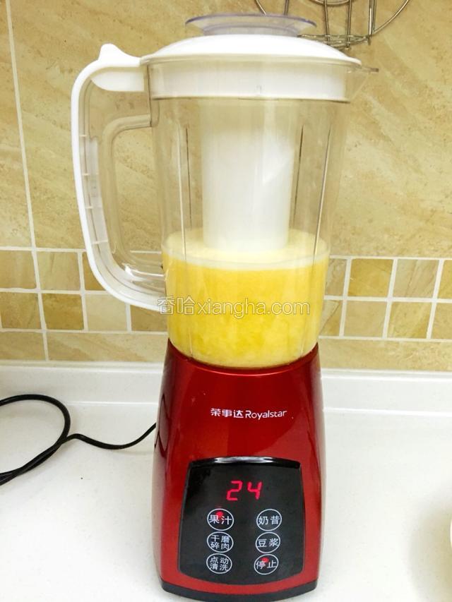 料理机插上电源，选择果汁功能。