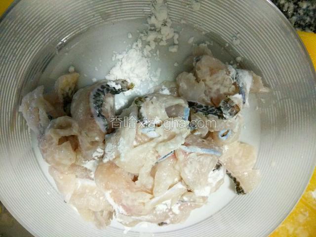 全部切完，用盐，生粉腌一下