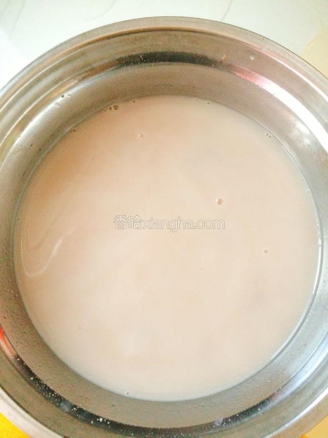 再把白糖水倒入搅拌好的吉利丁粉中搅匀，开中火把它煮开，然后关火。