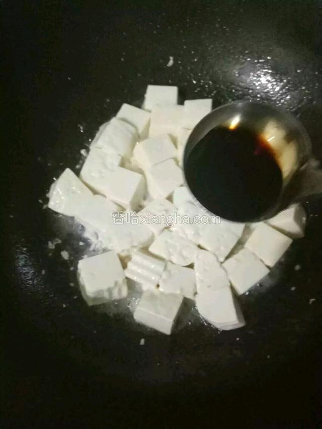 加入少许生抽。