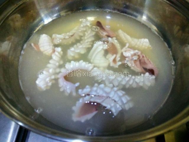 鱿鱼过水，水滾关火，放鱿鱼入锅烫一下，捞出来，备用
