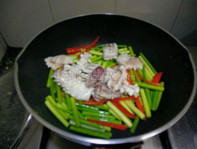 然后放鱿鱼入锅翻炒