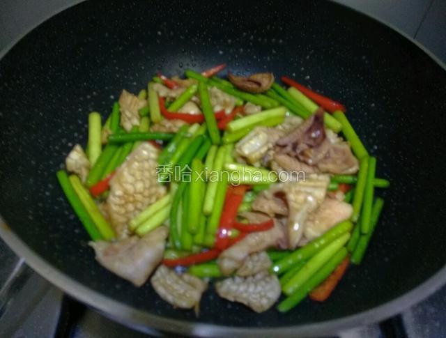 看鱿鱼上色均匀，给鸡精关火出锅