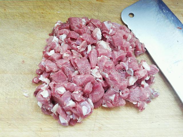 准备新鲜羊肉先切小碎块