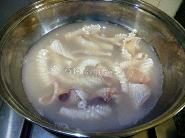 鱿鱼过水，水滾关火，放鱿鱼入锅烫一下，捞出备用