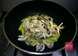 鲜菇芹菜鱿鱼丝的做法图解7