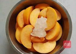 冰糖黄桃的做法图解1