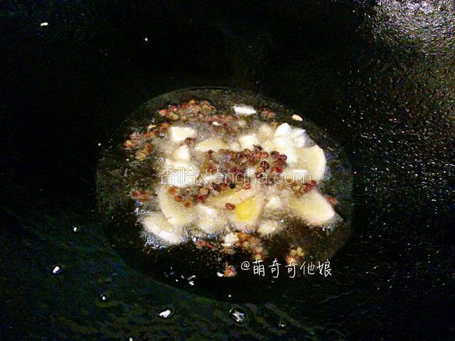 锅中倒油，下姜，蒜，花椒粒小火爆香。