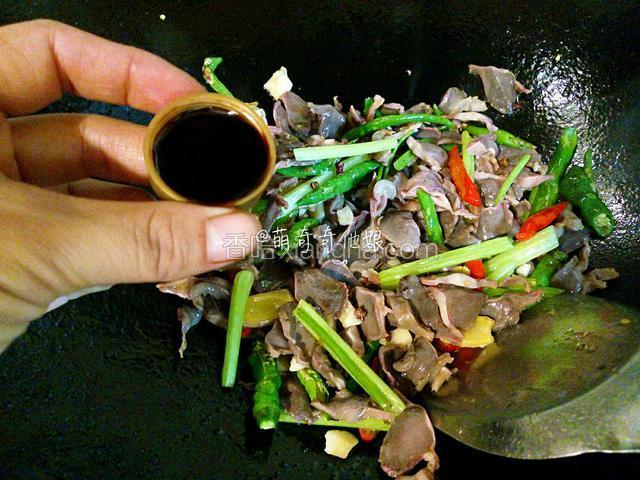 烹入1勺生抽翻炒均匀。
