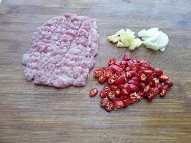 生姜大蒜切片，肉剁碎，辣椒切好。