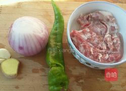 洋葱烧肉的做法图解1