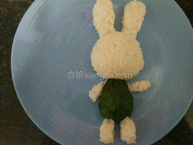 用菠菜叶子包住一小团米饭做小兔的身体，顺便做出四肢～