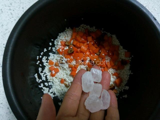 再加入几块冰糖。