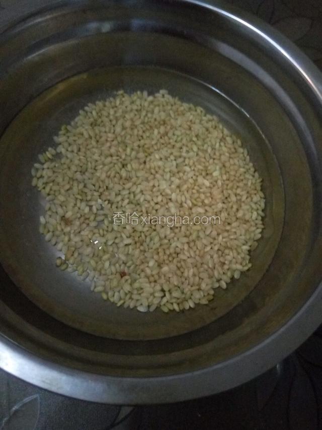 把糙米淘洗干净提前浸泡八小时左右