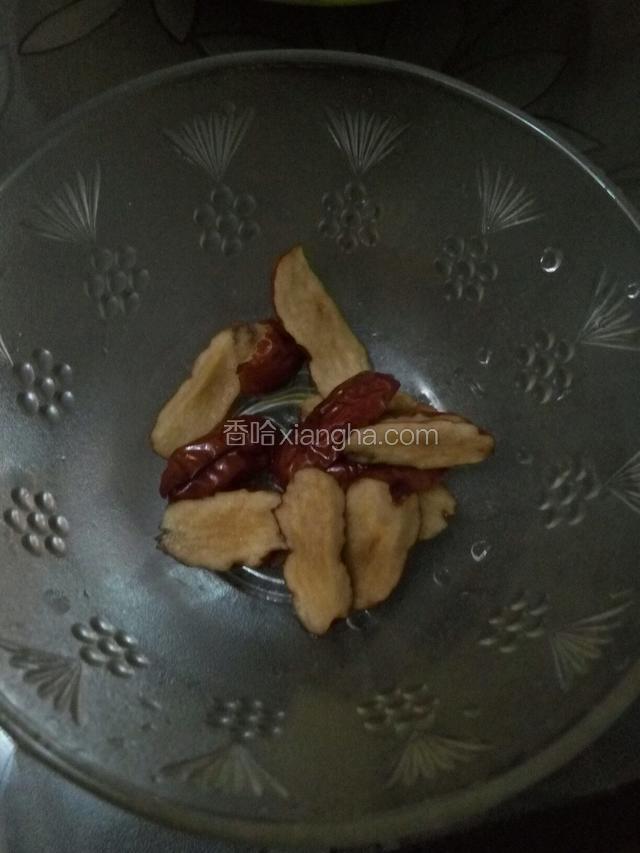 红枣洗净去核切成小块