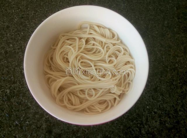 捞出装碗侍用。