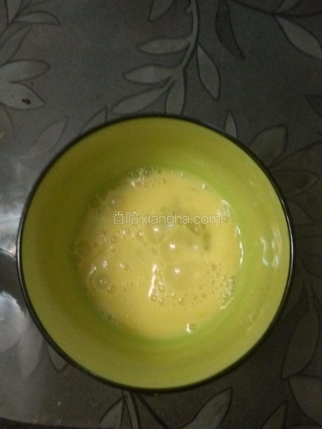 鸡蛋去壳磕入碗内打匀
