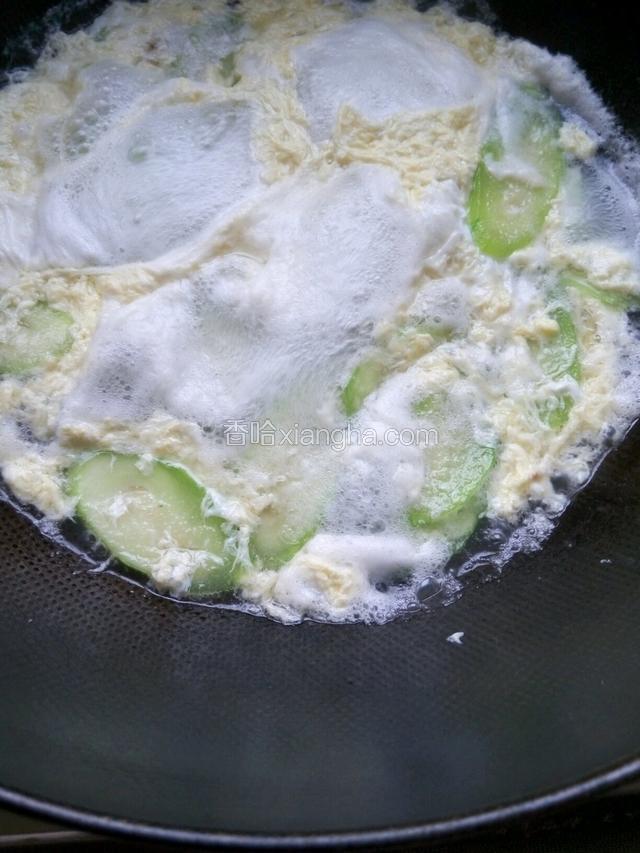 放入适量盐，胡椒粉，鸡粉，香油调味即可