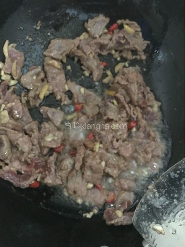将腌制好的牛肉入锅滑炒至变色