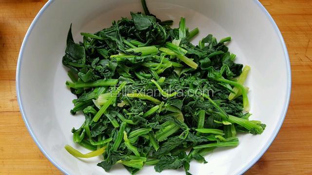 把菠菜水份纂出来，把拌菜均匀的分散来！