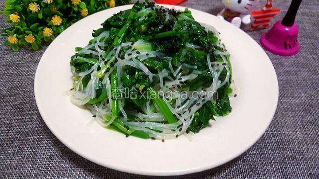装盘完成把黑芝麻均匀的撒在上面！美美哒！