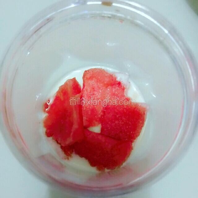 将稀释酸奶倒入杯底并用西瓜块铺平