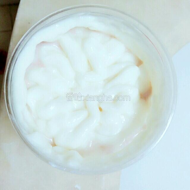 裱花在上面（有没有人觉得我裱了一朵花=^･ω･^=）