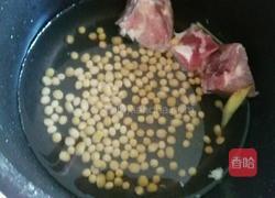 黄豆骨头汤的做法图解3