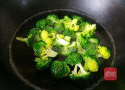 西兰花炒山药的做法图解5