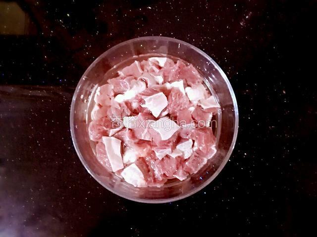 准备好牛肉切小块泡水30分钟去下血水