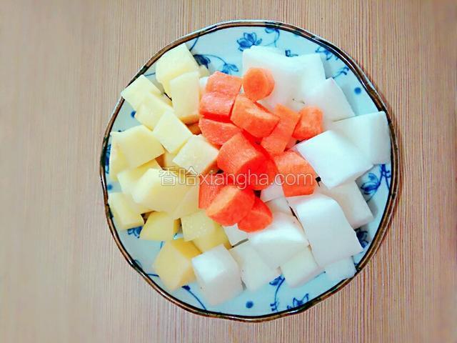 萝卜土豆去皮洗净切成小块备用