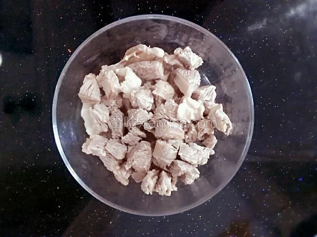 清洗干净放入碗中备用