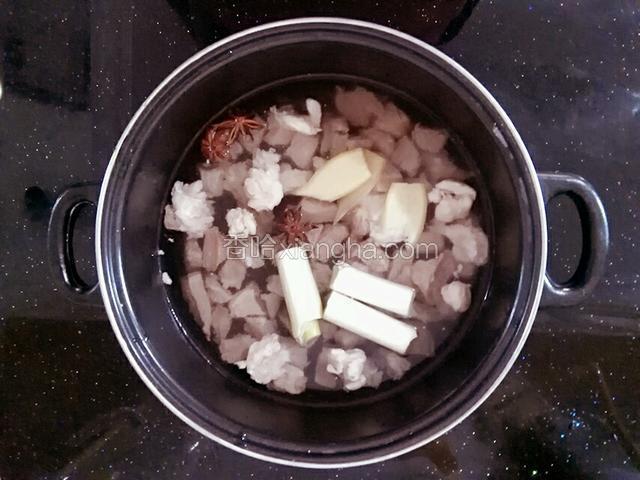 把牛肉倒入高压锅，放入八角，葱段，姜片，料酒，生抽，适量的热水压30分钟