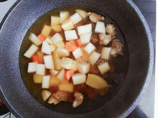 炖至九分熟时另起锅捞出一些牛肉和牛肉汤放入锅中，加入切好的萝卜和土豆在炖一会