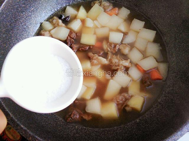 炖熟后加入少许盐和鸡精调味